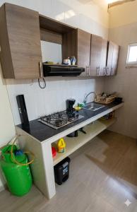 a kitchen with a sink and a stove at Apartamento Paraiso Nuquí in Nuquí