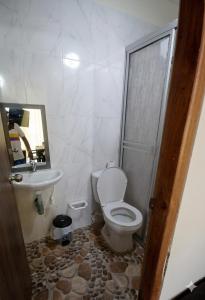 a bathroom with a toilet and a sink at Apartamento Paraiso Nuquí in Nuquí