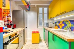 a kitchen with colorful cabinets and a sink at BRICKIMMERSION Suite Luxe - Cinéma Privé climatisé - Billard - Secret Room - 10min Fontainebleau - 25min Paris Ligne R in Melun