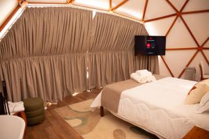 a bedroom with a bed in a yurt at Refúgio Kuri'y Campos do Jordão in Campos do Jordão +48 photos