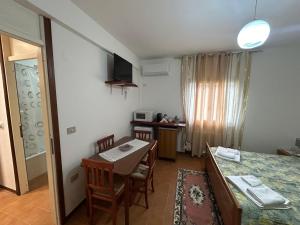 a small room with a table and a dining room at La Perla del Dolcedorme in San Lorenzo Bellizzi