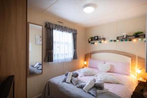 a bedroom with a bed with towels on it at 3 Bedroom Caravan, Edi Rita, Robin Hood, Pet Friendly in Meliden +62 photos