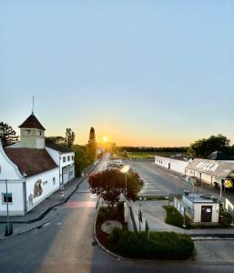 an empty street in front of a white building at Leo Stay in Leopoldsdorf