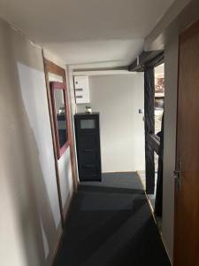 a hallway leading to a room with a door at Appart familial in Kogenheim