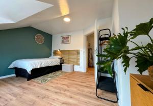 ein Schlafzimmer mit einem Bett und einer grünen Wand in der Unterkunft Le BrasÔvert in Bras + 76 Fotos