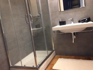 Kúpeľňa v ubytovaní Industia Loft Apartment + 37 fotografií