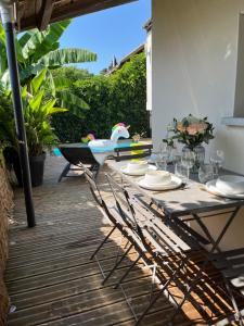 a table with a bird on it on a patio at CALME - 15 min Toulouse - PISCINE - SPA in Mons