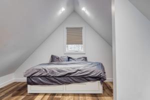a bedroom with a bed in a attic at Maison Eadda in Adstock