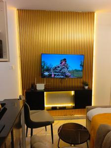 ein Zimmer mit Flachbildfernseher in einem Hotelzimmer in der Unterkunft yNest Studio in Syokimau