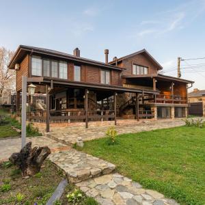 a large wooden house with a yard at Villa Khodasheni in Kʼvemo Khodasheni