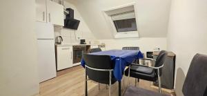 a kitchen with a table and chairs in a room at Wohnreich Blaustein Mitte - Wohnung 3B - 2-Zimmerwohnung in Blaustein