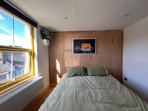 a bedroom with a bed and a window at Sauna flat Central Brighton in Brighton & Hove