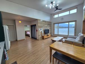 a living room with a couch and a table at 비우리게스트하우스 in Kujŏm