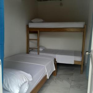 two bunk beds in a small room at Villa del coco Hospedajes in Arboletes