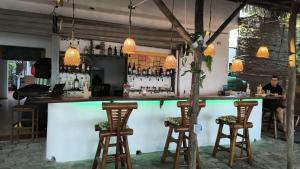 a bar with three stools and a counter at Hotel Restaurant Wuarao - Antiguo Club Rolling Stones in Boca Chica