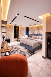 ein großes Schlafzimmer mit zwei Betten und einer Couch in der Unterkunft LMY Murree Boutique Apartments - Expressway Near Coffee Bean in Lower Topa