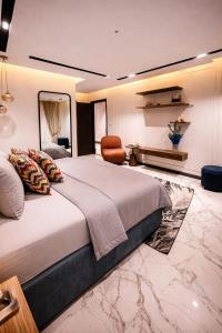 ein Schlafzimmer mit einem großen Bett und einem Spiegel in der Unterkunft LMY Murree Boutique Apartments - Expressway Near Coffee Bean in Lower Topa