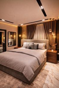 ein großes Schlafzimmer mit einem großen Bett und Vorhängen in der Unterkunft LMY Murree Boutique Apartments - Expressway Near Coffee Bean in Lower Topa