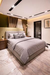 ein großes Schlafzimmer mit einem großen Bett darin in der Unterkunft LMY Murree Boutique Apartments - Expressway Near Coffee Bean in Lower Topa + 6 Fotos