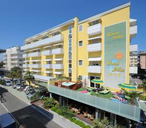 eine Luftansicht eines Hotels mit einem Resort in der Unterkunft Hotel Lilia in Lido di Jesolo