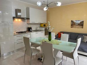 a kitchen and dining room with a table and chairs at Casa Doppia G in Oliveri