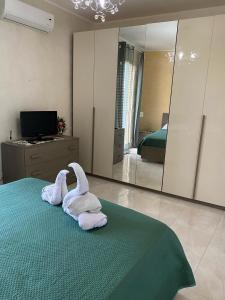 a room with a bed with two swans on it at Casa Doppia G in Oliveri