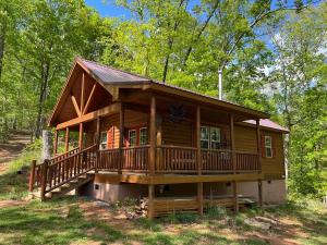 a large wooden cabin in the woods at Hedgehog Hill Cabin-Helen Hideaway in Clarkesville