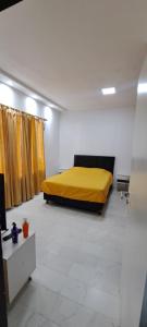 a bedroom with a yellow bed in a room at Apartment for 2 people - Jorge One in Adrogue +1 photo