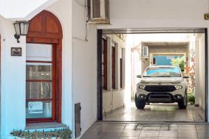 a car parked in a doorway of a building at Mar y Cielo in Necochea