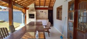a dining room with a table and a kitchen at Condominio Morada da Praia in Bertioga