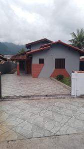 a house with a large driveway in front of it at Condominio Morada da Praia in Bertioga