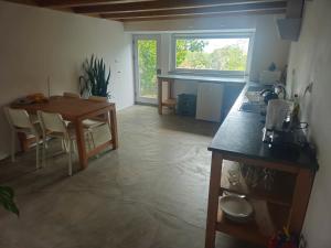 a kitchen and dining room with a table and a counter at T1 com Vista Mar em Sao Roque do Pico Residências Requinte in São Roque do Pico