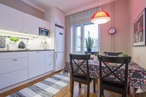 een keuken en eetkamer met een tafel en stoelen bij Apartment Savonkatu 25 in Kuopio