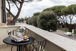 a table with a cup of tea on a balcony at Maison 900 in Tivoli