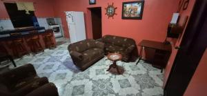 a living room with a couch and a table at Casa de Lewis in San Cristóbal