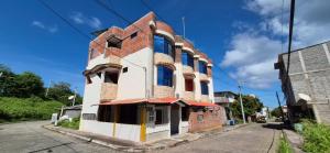 an old brick building on the corner of a street at Casa de Lewis in San Cristóbal