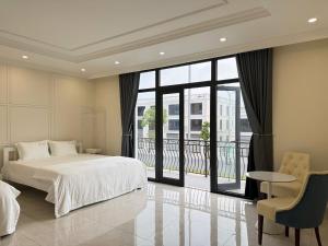 a bedroom with a large bed and a balcony at Na homes coffee in Binh Hai +16 photos