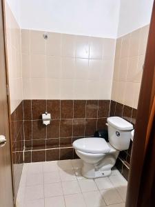 a bathroom with a toilet in a room at Casa Brisas in Puerto Escondido