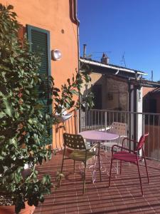 een patio met een tafel en stoelen bij La Terrazza Sui Miracoli in Pisa