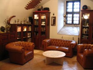 a living room with two leather chairs and a table at Zamek Dobra in Oleśnica