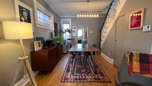 a dining room with a table and a rug at Maison Quartier du Musée in Gatineau