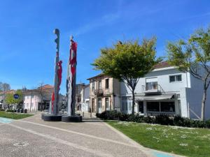 a street with two large sculptures in front of a building at Casa Magenta - Alojamento Local in Trofa +36 photos