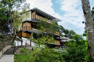 a house on a hill with trees at Villajesu Villeta in Villeta