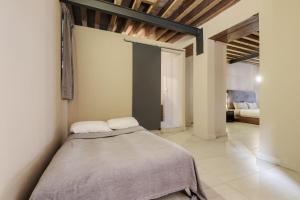 a bedroom with a bed in a room at Colmena Hotel CDMX Centro in Mexico City