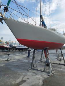 a person standing on the side of a sail boat at seuls à bord dans le golfe hebergement atypique in Porto-Vecchio