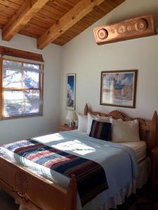 - une chambre avec un grand lit dans l'établissement Guadalupe Inn, à Santa Fe