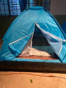 a blue tent sitting on top of a bed at La casa de ito la chorrera in La Chorrera