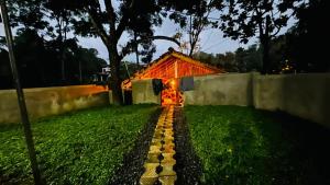 a backyard with a house with an orange light on it at Ovis kitchen in Matara