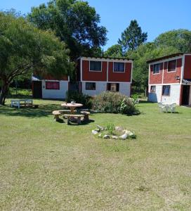 a park with a picnic table and a building at Del carmen chica in Villa Giardino