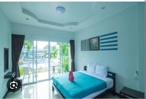 ein Schlafzimmer mit einem blauen Bett und einem Balkon in der Unterkunft Explore Bahirdar Hotel in Bahir Dar